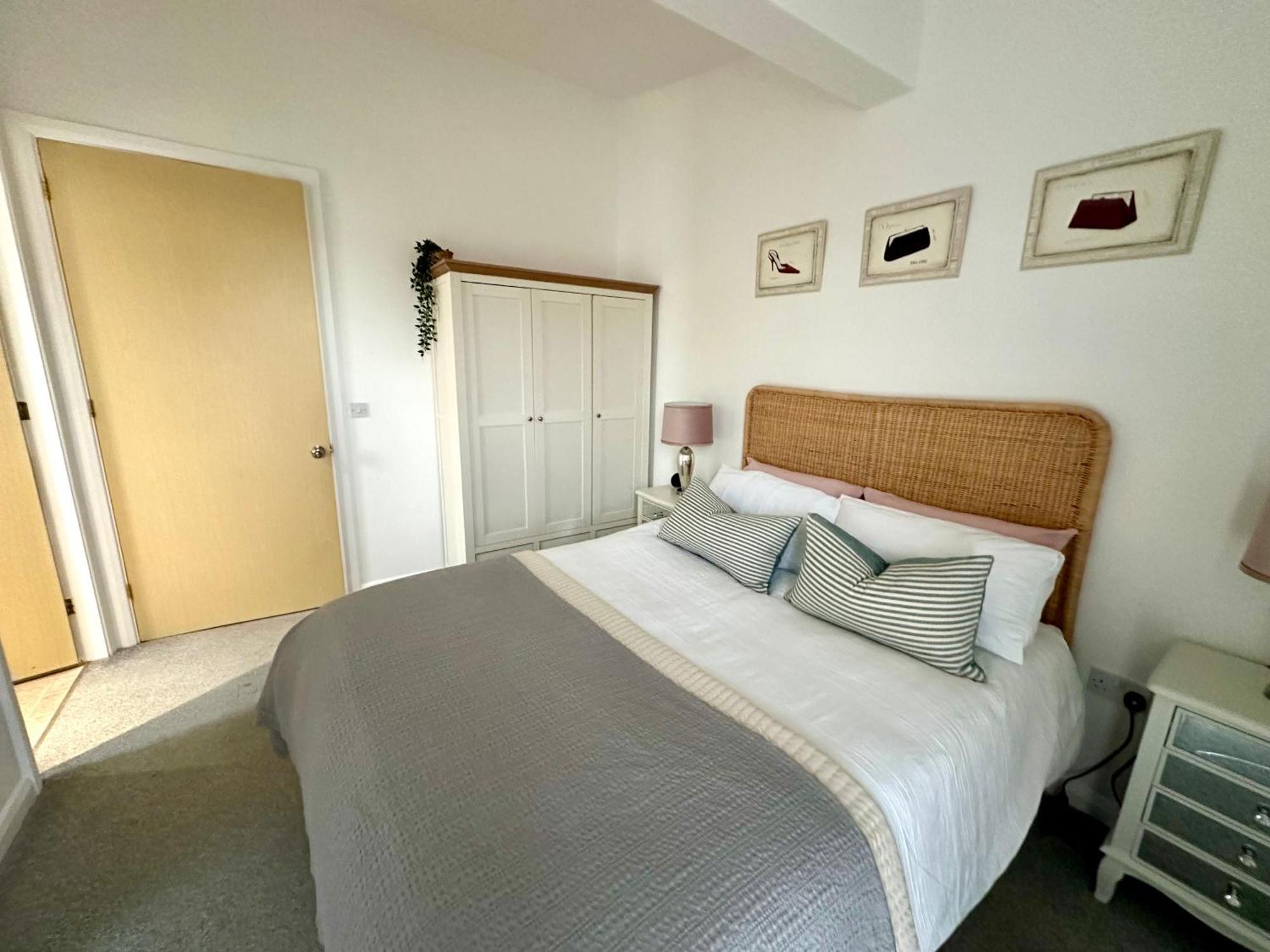 Ao & Etihad Stadium 6 Guest Stay- 3 Bedroom House With Parking & Wi Fi *